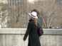  Femme portant un chapeau